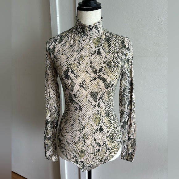 GUESS snakeskin print long sleeve bodysuit. Size XS. - Picture 1 of 4